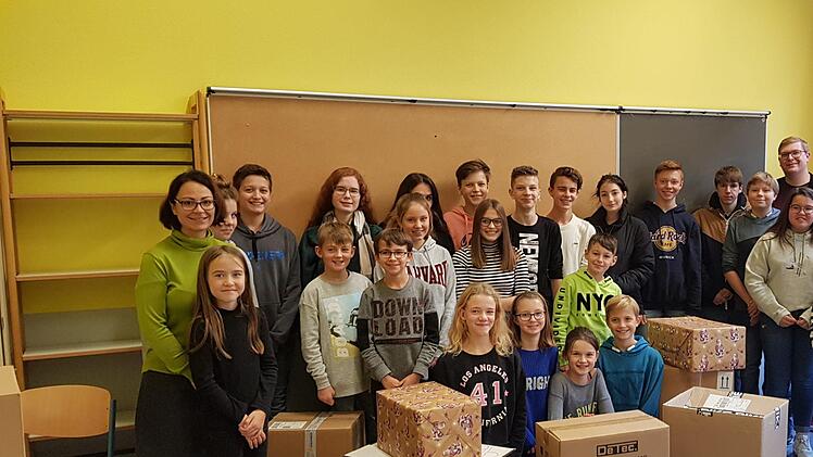 Sch&uuml;ler und Lehrer vor den gepackten Kisten. Margaretha Kach