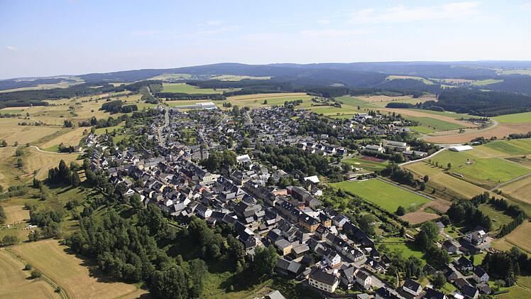 Das Bild ist hinsichtlich der Baumaßnahmen (Kräutergarten) zwar nicht mehr ganz aktuell, zeigt aber gut die natürliche Umgebung von Teuschnitz.Stadt Teuschnitz