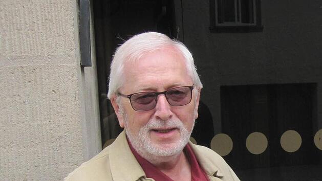 Ein Foto aus früheren Tagen: Klaus Thormann präsentiert den Seniorenwegweiser. Foto: Stadt Forchheim/Archiv