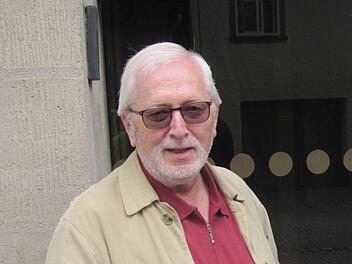 Ein Foto aus früheren Tagen: Klaus Thormann präsentiert den Seniorenwegweiser. Foto: Stadt Forchheim/Archiv