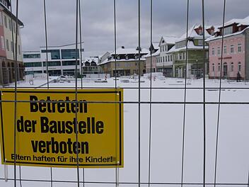 Liegt auf Eis, aber nur wetterbedingt: die Neugestaltung des Marktplatzes. Die Arbeiten sollen Ende des Jahres abgeschlossen sein, rund 1,6 Millionen Euro werden bis dahin noch in die "gute Stube" der Kernstadt fließen.  Foto: Berthold Köhler
