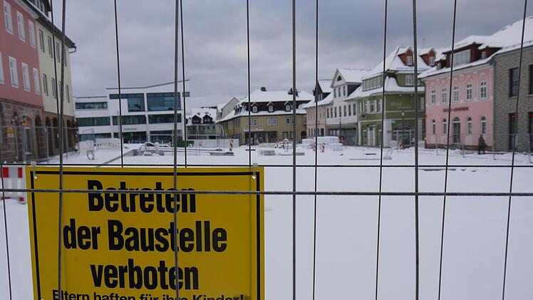 Liegt auf Eis, aber nur wetterbedingt: die Neugestaltung des Marktplatzes. Die Arbeiten sollen Ende des Jahres abgeschlossen sein, rund 1,6 Millionen Euro werden bis dahin noch in die "gute Stube" der Kernstadt fließen.  Foto: Berthold Köhler