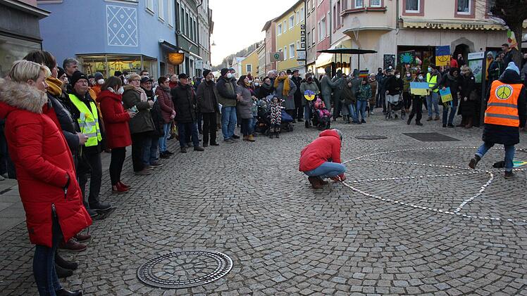 Viele Menschen versammelten sich auf dem Marktplatz, um ein Zeichen für Solidarität zu setzen, Foto: Julia Raab