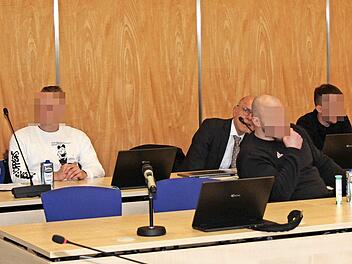 Drei Angeklagte müssen sich wegen versuchten Totschlags und Bedrohung vor der Ersten Großen Strafkammer des Landgerichts Coburg verantworten.