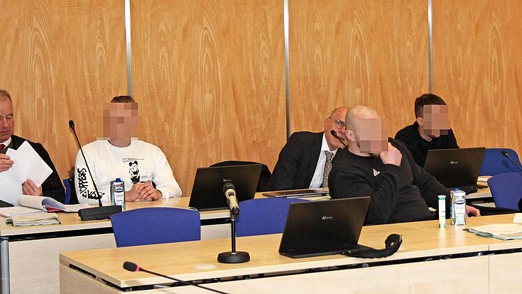 Drei Angeklagte müssen sich wegen versuchten Totschlags und Bedrohung vor der Ersten Großen Strafkammer des Landgerichts Coburg verantworten.