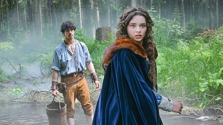 Schafft Juraj (Ladislav B&eacute;di) es, den Fluch von J&uacute;lia (Katar&iacute;na Krajčovičov&aacute;) zu brechen? Das neue M&auml;rchen "Die drei goldenen Dukaten" l&auml;uft am Mittwoch, 24. Dezember, 15.05 Uhr, im ZDF