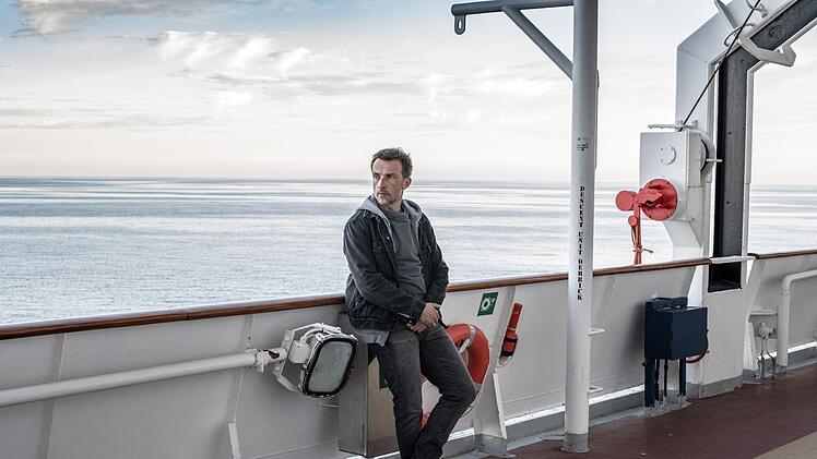 Alles echt: "Passagier 23" (Bild: Lucas Gregorowicz) wurde auf einem Kreuzfahrtschiff im Mittelmeer gedreht.