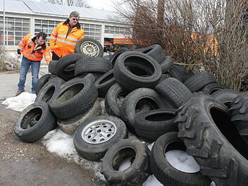 Kreisbauhofleiter Jürgen Ertl (rechts) und sein Stellvertreter Markus Simon vor dem Berg Altreifen, die in diesem Winter an Straßenrändern gefunden wurden. Foto: Andreas Dorsch