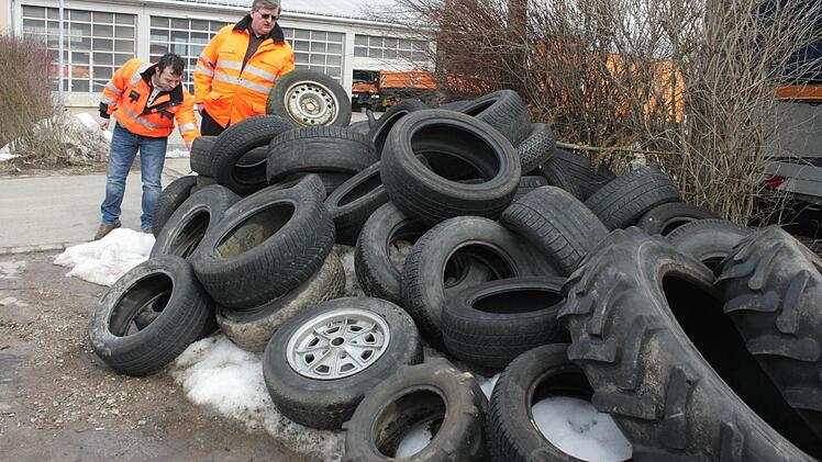 Kreisbauhofleiter Jürgen Ertl (rechts) und sein Stellvertreter Markus Simon vor dem Berg Altreifen, die in diesem Winter an Straßenrändern gefunden wurden. Foto: Andreas Dorsch