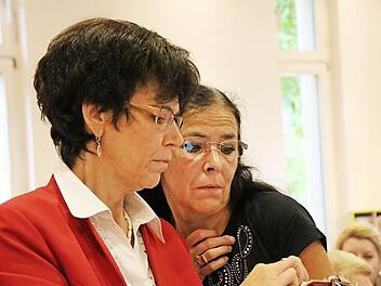 "Ich klick schon ständig drauf!" Bereits am Wahlabend hielt Landtagsabgeordnete Susann Biedefeld (vorne) sich per Smartphone auf dem laufenden (hier mit ihrer Schwester Marion Walther). Gestern abend war noch offen, ob Biedefeld erneut in den Landtag kommt.