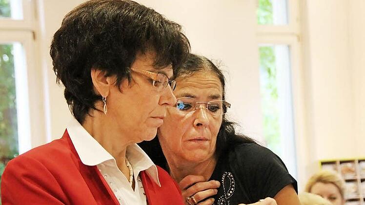 "Ich klick schon ständig drauf!" Bereits am Wahlabend hielt Landtagsabgeordnete Susann Biedefeld (vorne) sich per Smartphone auf dem laufenden (hier mit ihrer Schwester Marion Walther). Gestern abend war noch offen, ob Biedefeld erneut in den Landtag kommt.