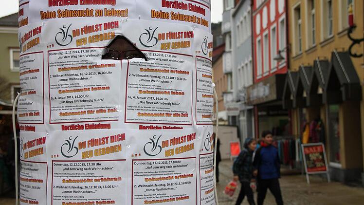 Die wandelnde Litfaßsäule ist aus einer Rolle von Hanse Haus gebastelt.