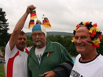 Ralf Knüttel (links) richtet noch mal die vier Fähnchen und vier Sterne auf der Badekappe von Hans-Dietrich Kuchler, als dieser mit seinem Kumpel Rudi Wehner am Montagmorgen zum "Weltmeisterschwimmen" ins Terrassenschwimmbad Bad Kissingen kam. Foto: Paul Ziegler