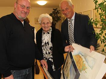 Ilse Pfitzner freute sich, dass ihre beiden Söhne Martin und Michael an ihrem großen Tag anwesend waren. Martin Pfitzner bereicherte die Veranstaltung musikalisch. Foto: Sonja Adam