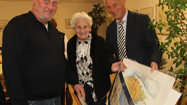 Ilse Pfitzner freute sich, dass ihre beiden Söhne Martin und Michael an ihrem großen Tag anwesend waren. Martin Pfitzner bereicherte die Veranstaltung musikalisch. Foto: Sonja Adam