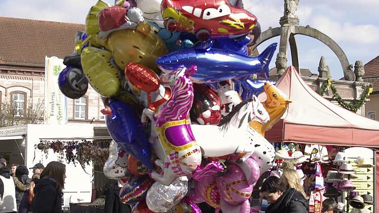 Für die Kleinen gab es nicht nur Naschereien sondern auch viele bunte Luftballons.