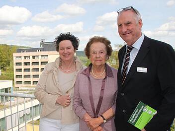 Anneliese von Weckbecker (Mitte), umrahmt von Geschäftsführerin Petra Steil und Dr. Robert Bachmann, lebt bis heute in der Malteser Klinik von Weckbecker in Bad Brückenau. Foto: Ulrike Müller