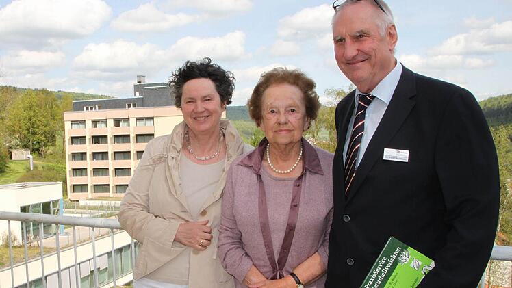 Anneliese von Weckbecker (Mitte), umrahmt von Geschäftsführerin Petra Steil und Dr. Robert Bachmann, lebt bis heute in der Malteser Klinik von Weckbecker in Bad Brückenau. Foto: Ulrike Müller