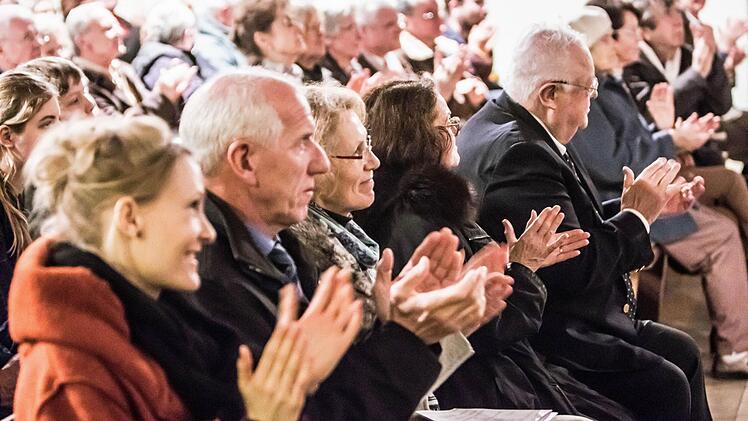 Impressionen vom Weihnachtskonzert mit dem Coburger Collegium musicum in St. Marien: Reichlich Applaus gab es von den Zuhörern.Foto: Jochen Berger
