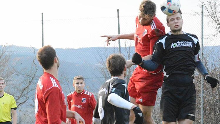 Hoch, höher, Feser: Hammelburgs Stoßstürmer im Kopfballduell mit Karlburgs Maurice Kübert (rechts). Foto: ssp