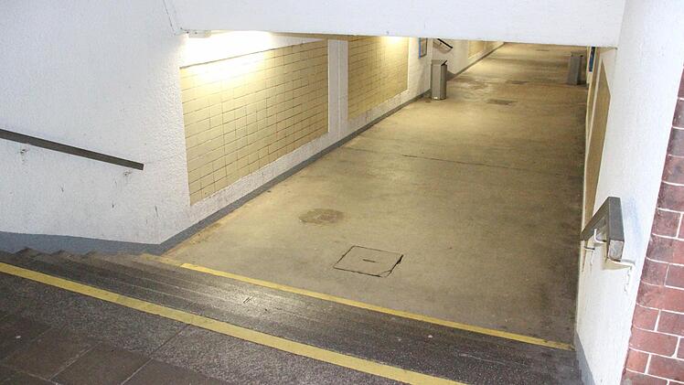 Auch diese Treppen zwischen den Außenbereich und dem tiefsten Niveau der Unterführung sind nicht behindertengerecht. Foto: Friedwald Schedel