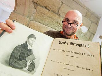 Unter anderem Predigtbücher aus dem 18. Jahrhundert entdeckte Uwe Gräbner zufällig, als er den Dachboden des Steinbacher Pfarrhauses von Marderkot befreite. Foto: Marian Hamacher