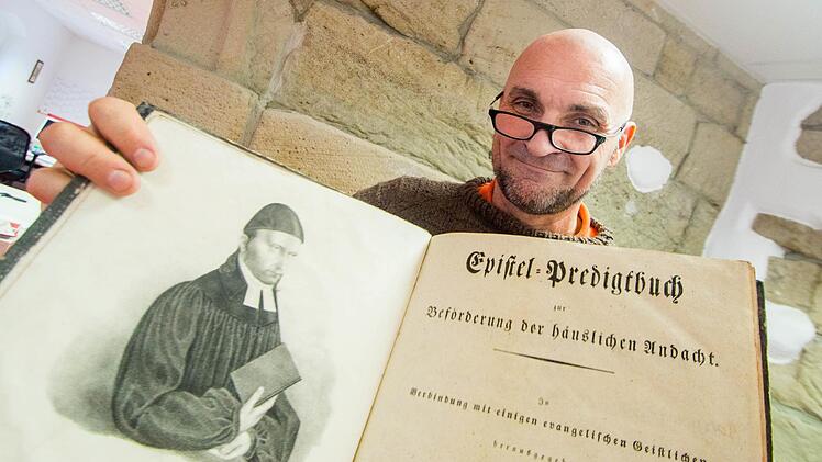 Unter anderem Predigtbücher aus dem 18. Jahrhundert entdeckte Uwe Gräbner zufällig, als er den Dachboden des Steinbacher Pfarrhauses von Marderkot befreite. Foto: Marian Hamacher