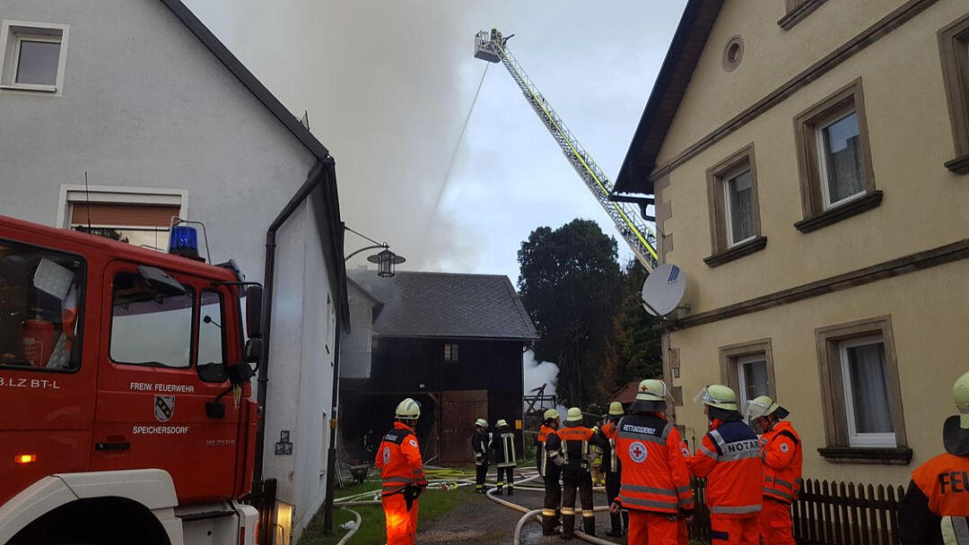 Landwirtschaftliches Gebäude in Brand - Vorab ging Gewitter über der Region nieder – Feuerwehr mit Großaufgebot vor Ort