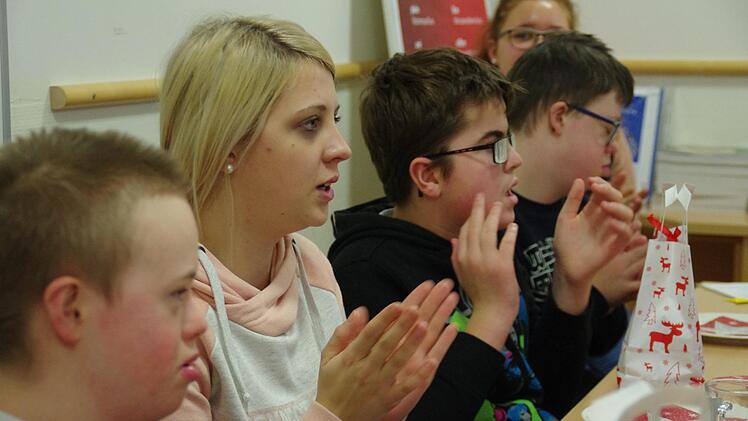 Der Nikolaus besuchte die Petra-Döring-Schule in Kronach. Foto: Marco Meißner