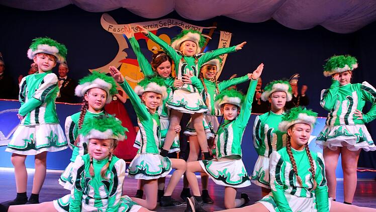 Immer wieder eine Augenweide sind die Tänzerinnen der Kindergarde. Foto: Bettina Knauth