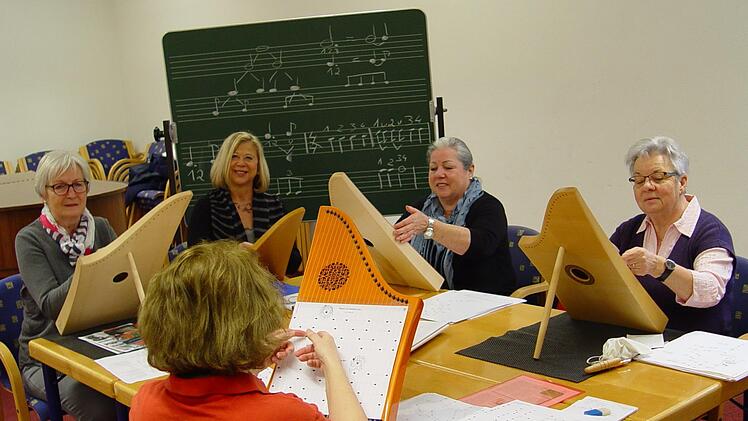 am Tisch von links: Hildgard Rehm, Lehrerin Petra Schmitt-Sperber, Brunhilde Urschchlechter, Renate von Landenberg. Brigitta Kempe-Wolf