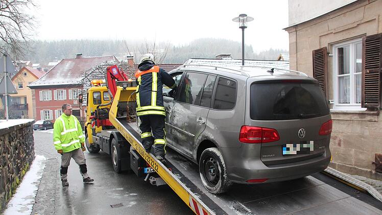 Die Feuerwehr packte bei der Bergung kräftig mit an. Foto: Andreas Schmitt