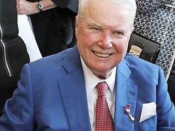 Beim Empfang zu seinem 75. Geburtstag am 21. März verteilte Andreas Prinz von Sachsen-Coburg und Gotha die ersten Exemplare des Buchs. Foto: Barbara Herbst