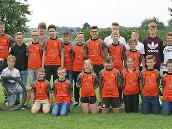 Stephan Arndt (3. v. l.) und Peter Marschall (2. v. r.) gehören zu den Betreuern der Mountainbike-AGs. Foto: privat