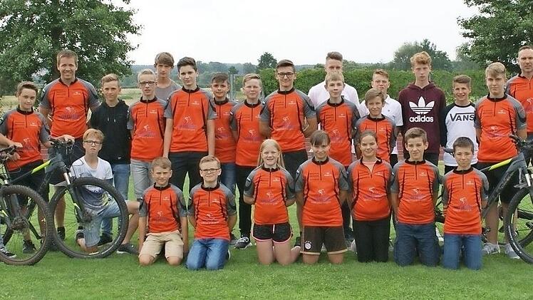 Stephan Arndt (3. v. l.) und Peter Marschall (2. v. r.) gehören zu den Betreuern der Mountainbike-AGs. Foto: privat