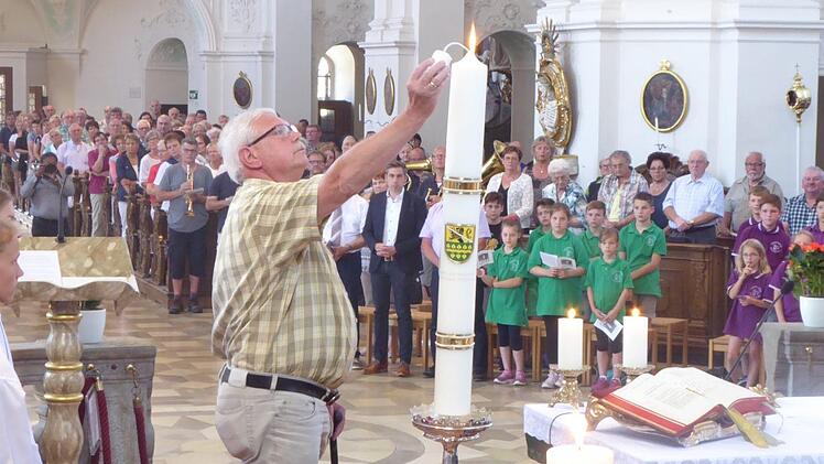 Wallfahrtsführer Bernhard Steger entzündete die Jubiläumskerze in der Basilika Gößweinstein. Foto: Thomas Weichert