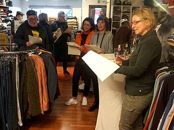 Christina Grübler (2. v. r.) sang gemeinsam mit ihren Kunden Weihnachtslieder.    Foto: Richard Sänger