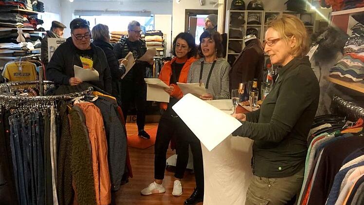 Christina Grübler (2. v. r.) sang gemeinsam mit ihren Kunden Weihnachtslieder.    Foto: Richard Sänger