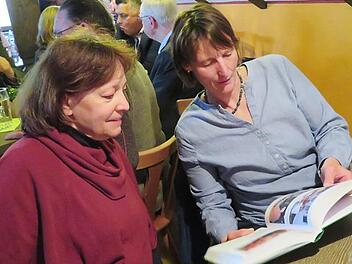 In dem druckfrischen Buch wollten die Besucher der Veranstaltung natürlich sofort blättern. Fotos: Monika Schütz