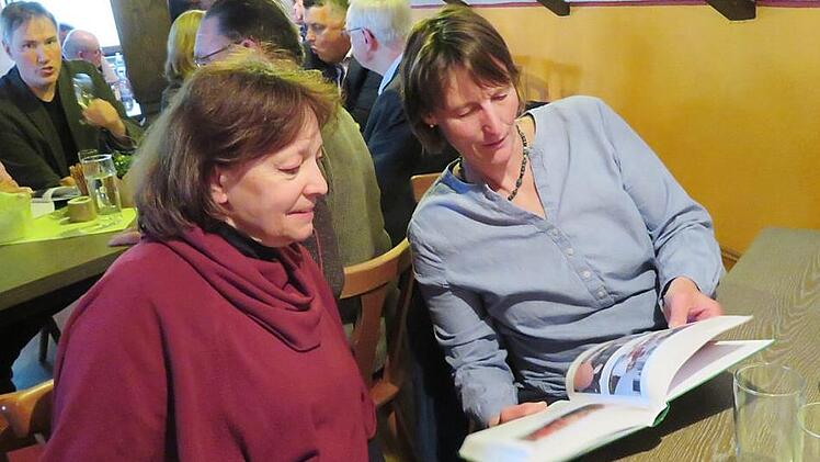 In dem druckfrischen Buch wollten die Besucher der Veranstaltung natürlich sofort blättern. Fotos: Monika Schütz
