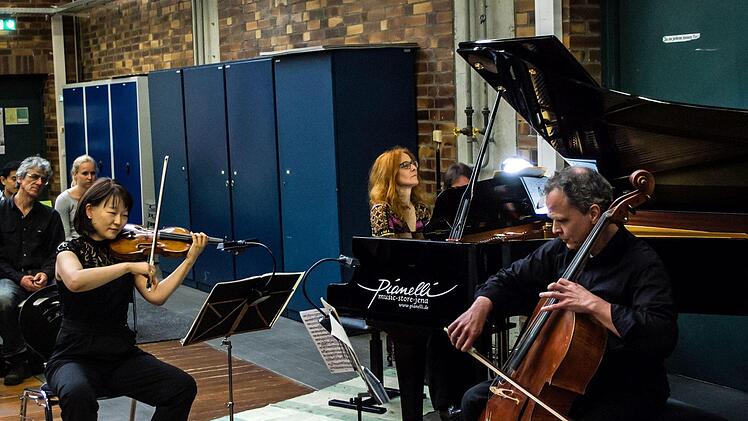 Viel Beifall gab es für ein Konzert im Strömungslabor der Hochschule Coburg (von links: Jeany Park-Blumenroth, Barbara Zeller und Nina Janßen-Deinzer.)Foto: JJochen Berger