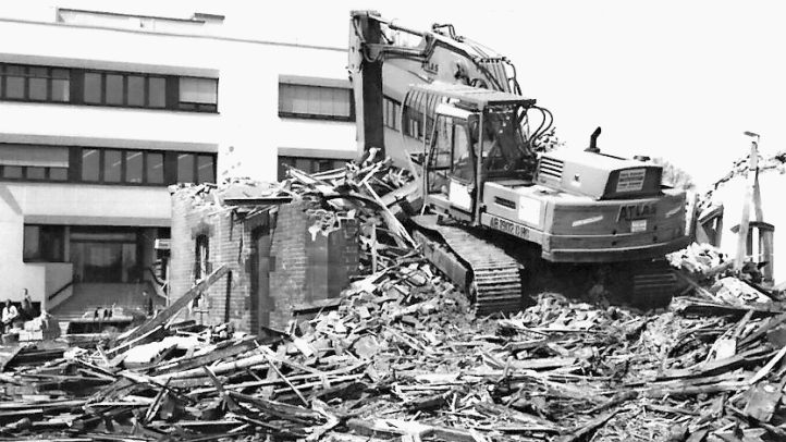 Im Jahr 1985 kam es zum Abriss des Backsteingebäudes.