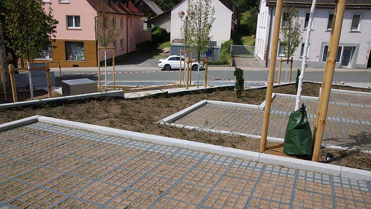 Sechs neue Parkplätze wurden oberhalb des Floriansplatzes geschaffen, drei unterhalb an der Straße.  Foto: Jürgen Gärtner