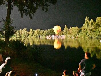 Mit einem Feuerwerk und Ballonglühen bekam der Samstagabend beim 10. Rhöner Wandertag und 50. Geburtstag des Sulzfelder Badesees ein besonderes Highlight.  Fotos: Hanns Friedrich