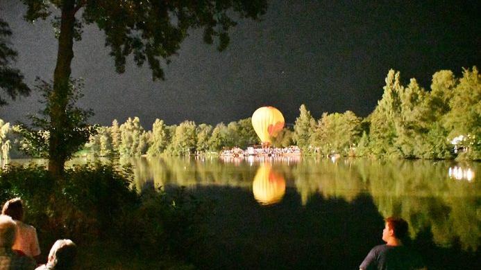 Mit einem Feuerwerk und Ballonglühen bekam der Samstagabend beim 10. Rhöner Wandertag und 50. Geburtstag des Sulzfelder Badesees ein besonderes Highlight.  Fotos: Hanns Friedrich