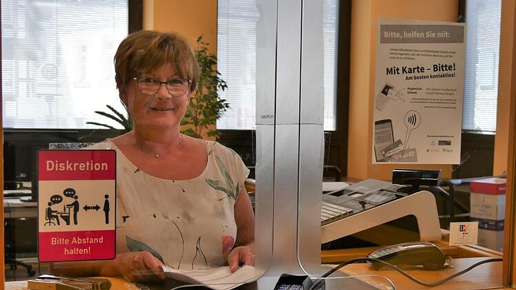 Stadtkassen-Mitarbeiterin Christine Str&ouml;ber hat keine Angst davor, von einer Maschine ersetzt zu werden.  Fotos: Sandra Hackenberg