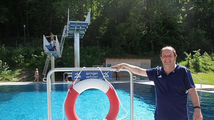 Rettungsschwimmer Dietmar Frank macht gerne Dienst im Kulmbacher Freibad.