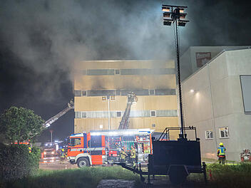 Brand bei Brandt gelöscht: Feuerwehrkräfte bei Feuer in bayerischer Schoko-Fabrik verletzt