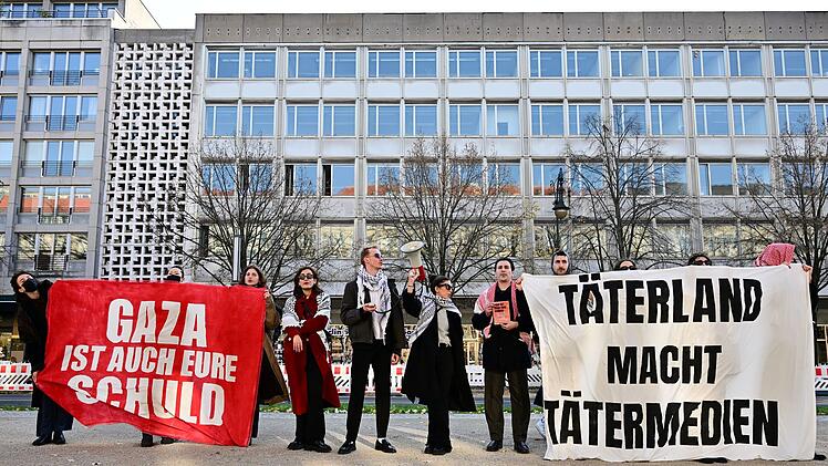 Demonstranten dringen in ZDF-Hauptstadtstudio ein - Polizei greift ein
