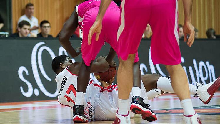 Osiris Eldridge gegen die Bonner Defensive. Foto: Tobias Köpplinger